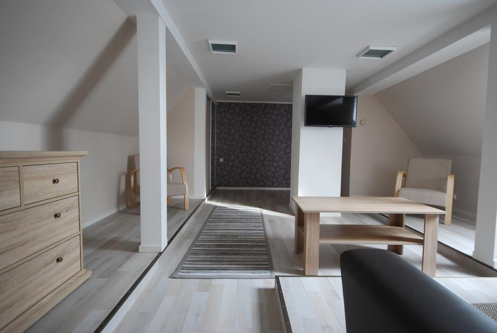 Suviste Guesthouse Kuressaare Ruang foto