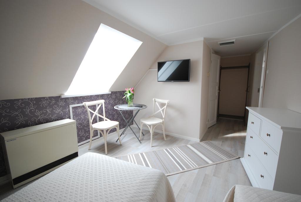 Suviste Guesthouse Kuressaare Ruang foto